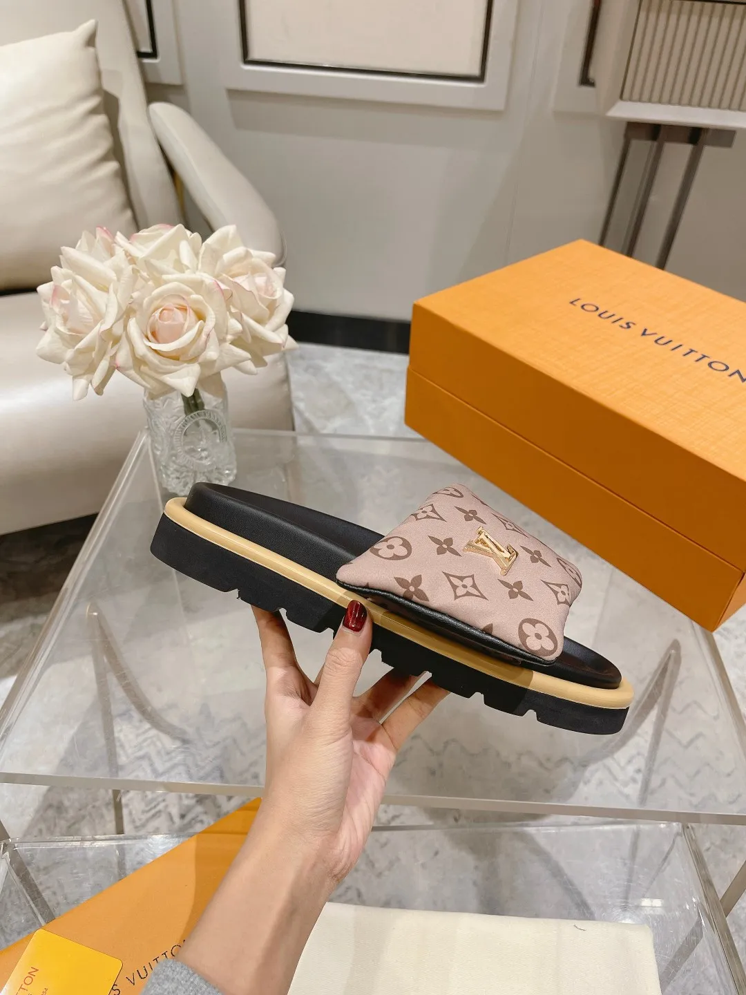 👟👟Ex-factory price 360👟👟 Lvjia brand | ²⁰²5 𝐬𝐬 💛2025 spring and summer latest popular Velcro series...Couple style thick-soled slippers, new rare products at the purchasing level💫 🍒This style is the favorite of celebrities🌟big internet celebrities. A simple and elegant sandal. A good style that you can't take your eyes off at a glance! The thick sole has the effect of increasing the height of the feet. It has the function of elongating the legs immediately. It is exquisite and low-key luxury✔️ No matter it is paired with skirts or trousers, it is super aura🛍 ━━━━━ ЅᏇєєt ━━━━━ ▪️Upper: LV old floral fabric ▪️Outsole: original molded outsole ▪️Shoe size: 35-45